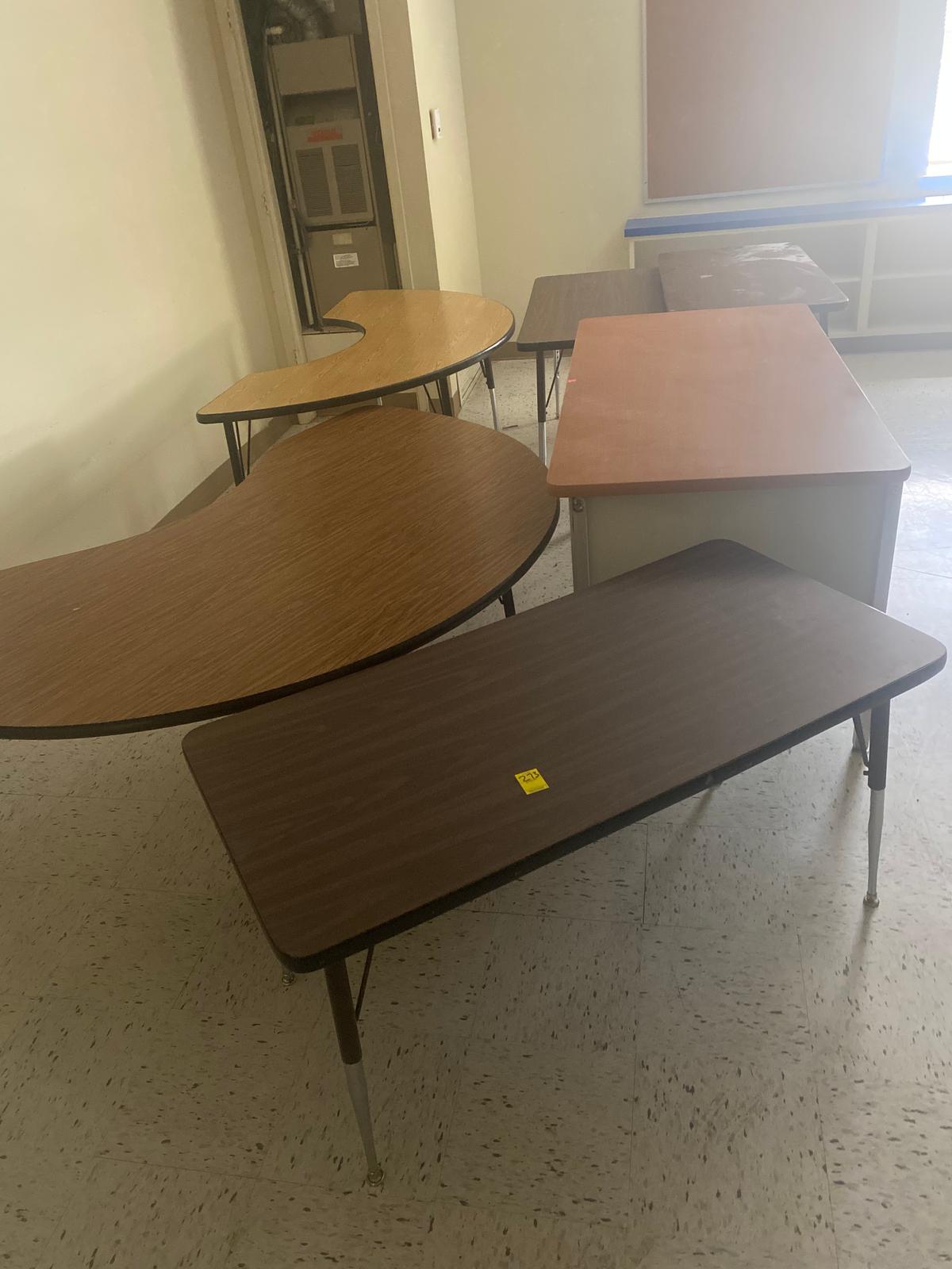 DESKS/TABLES