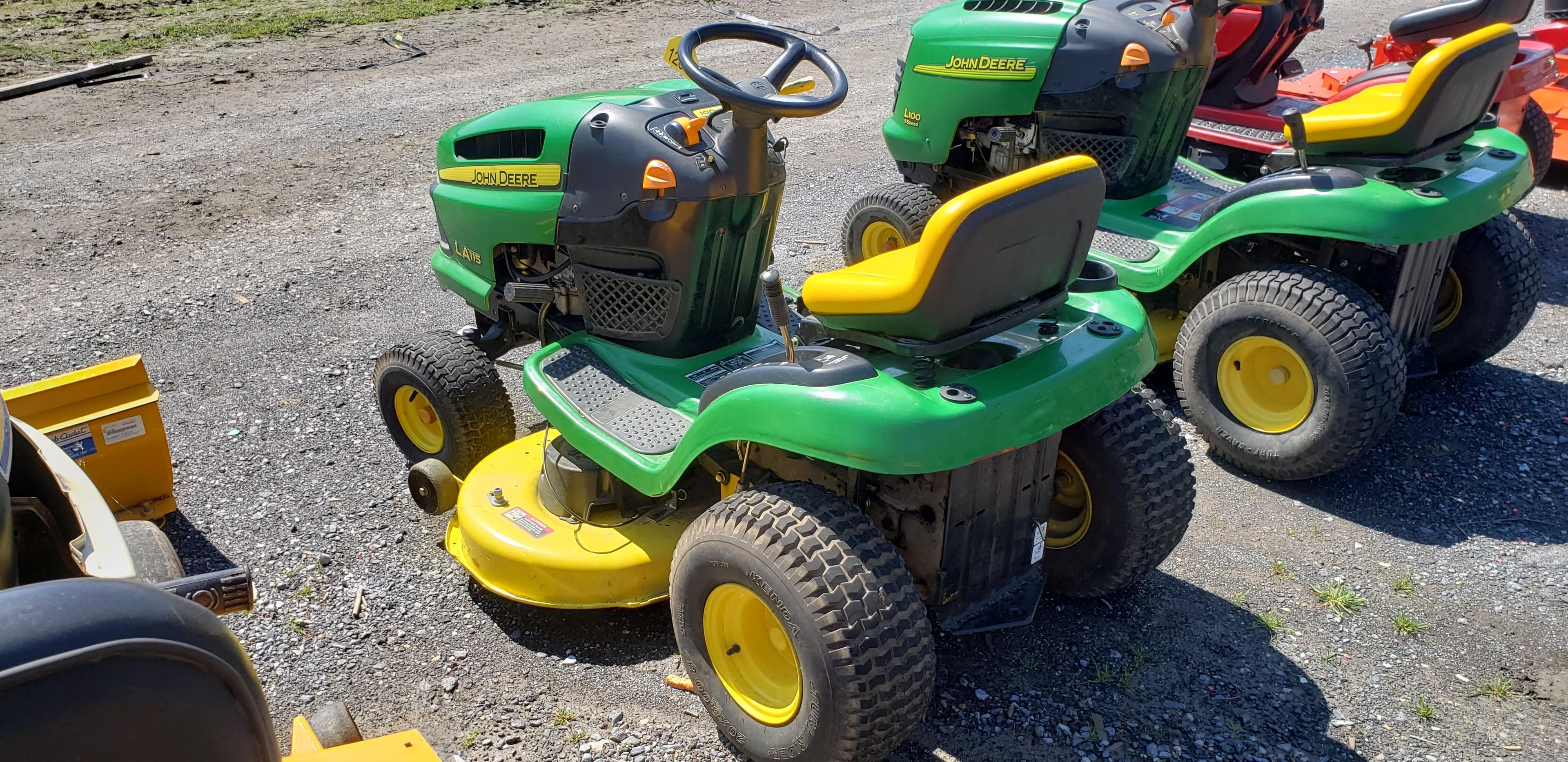 JD LA 115 Riding Mower