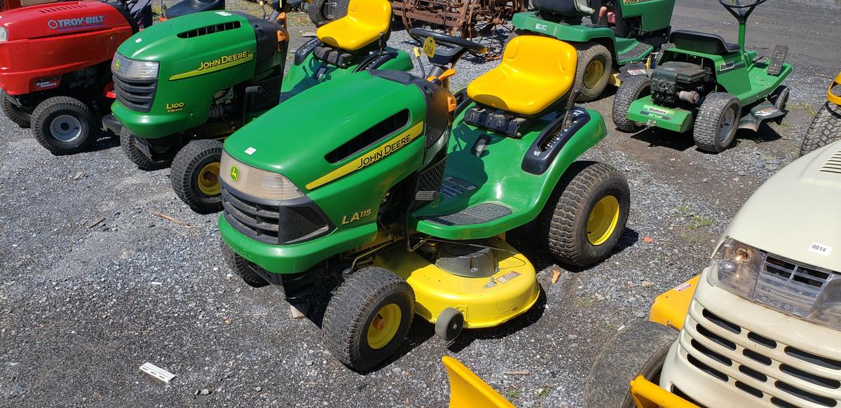 JD LA 115 Riding Mower