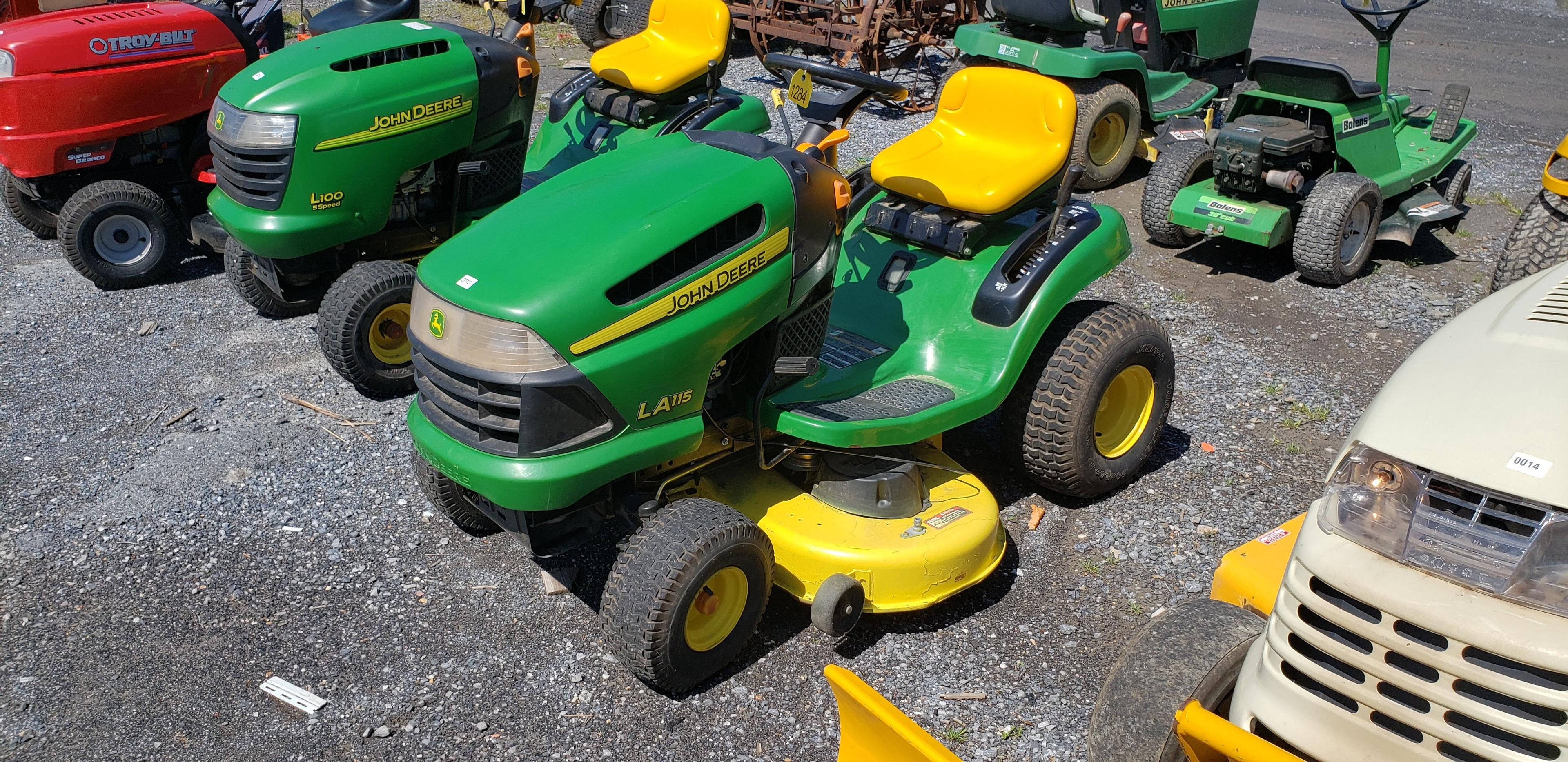 JD LA 115 Riding Mower