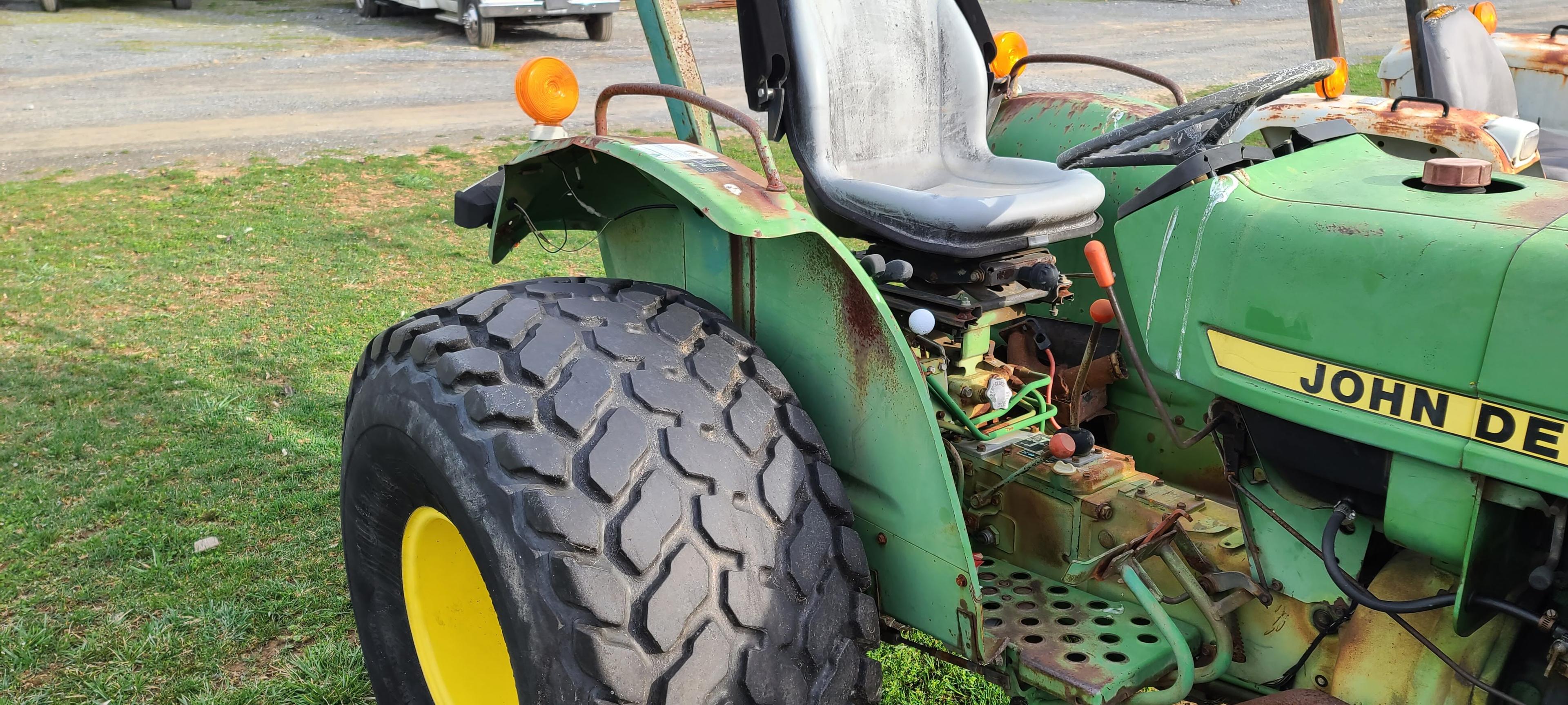 John Deere 1050 Tractor (RUNS)