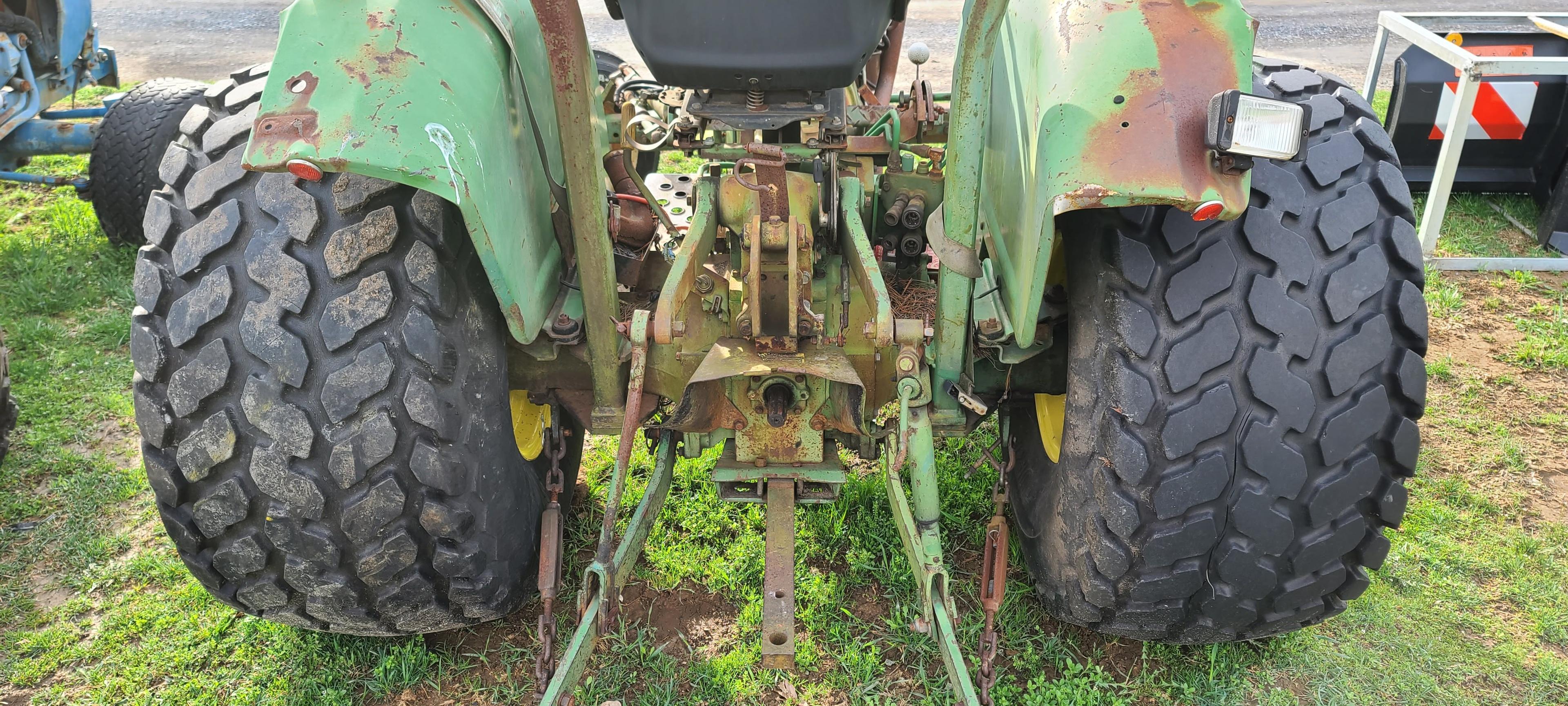 John Deere 1050 Tractor (RUNS)