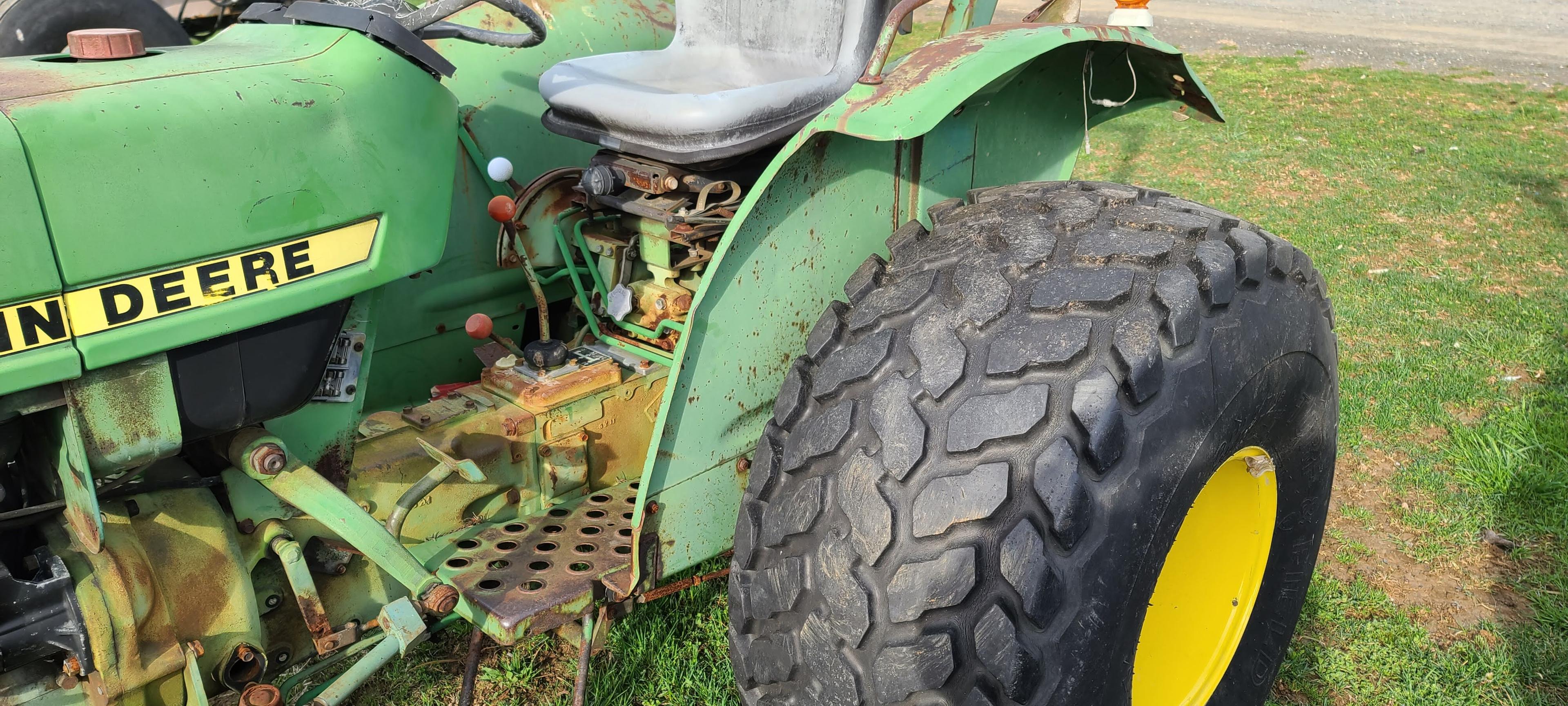 John Deere 1050 Tractor (RUNS)