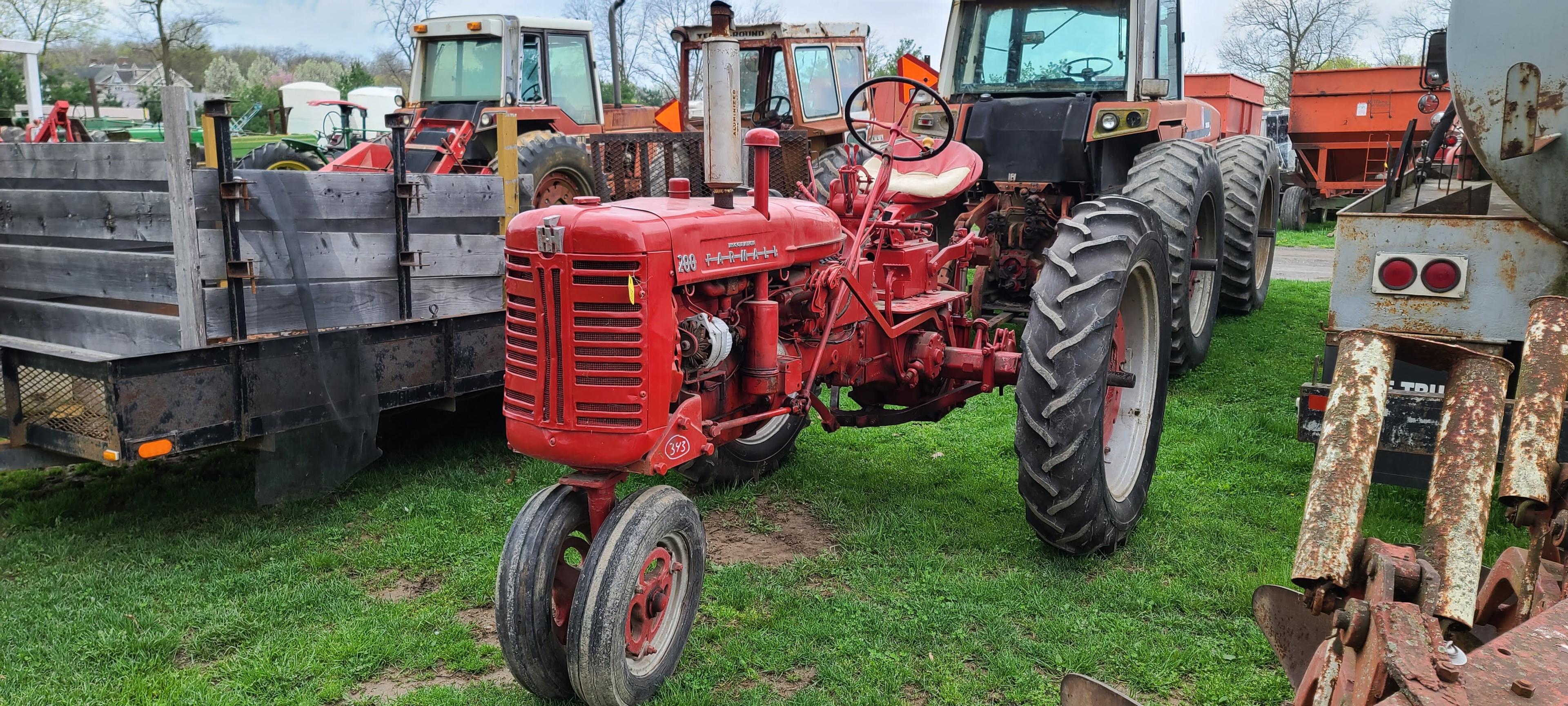 Farmall 200 Tractor (RUNS)
