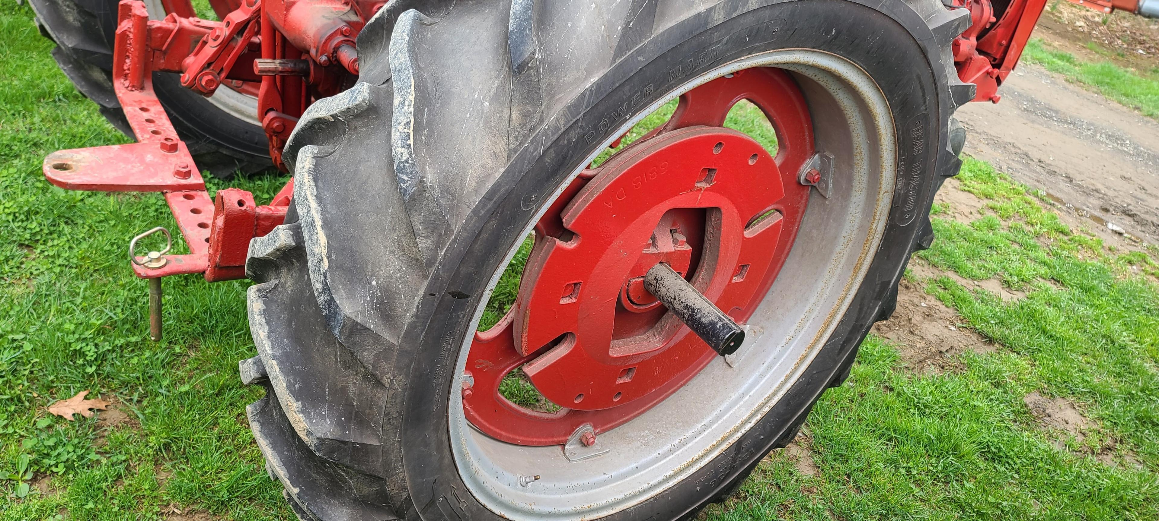 Farmall 200 Tractor (RUNS)