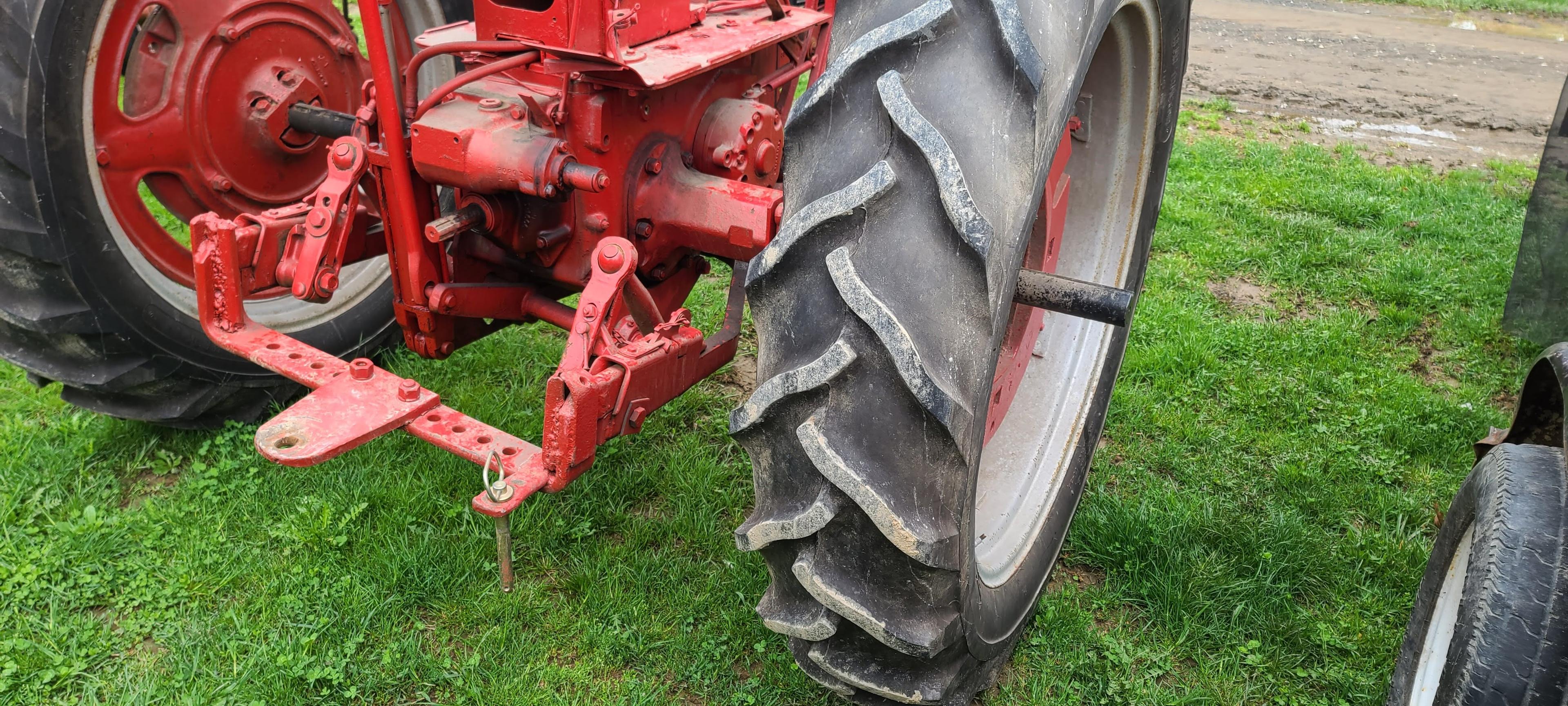 Farmall 200 Tractor (RUNS)