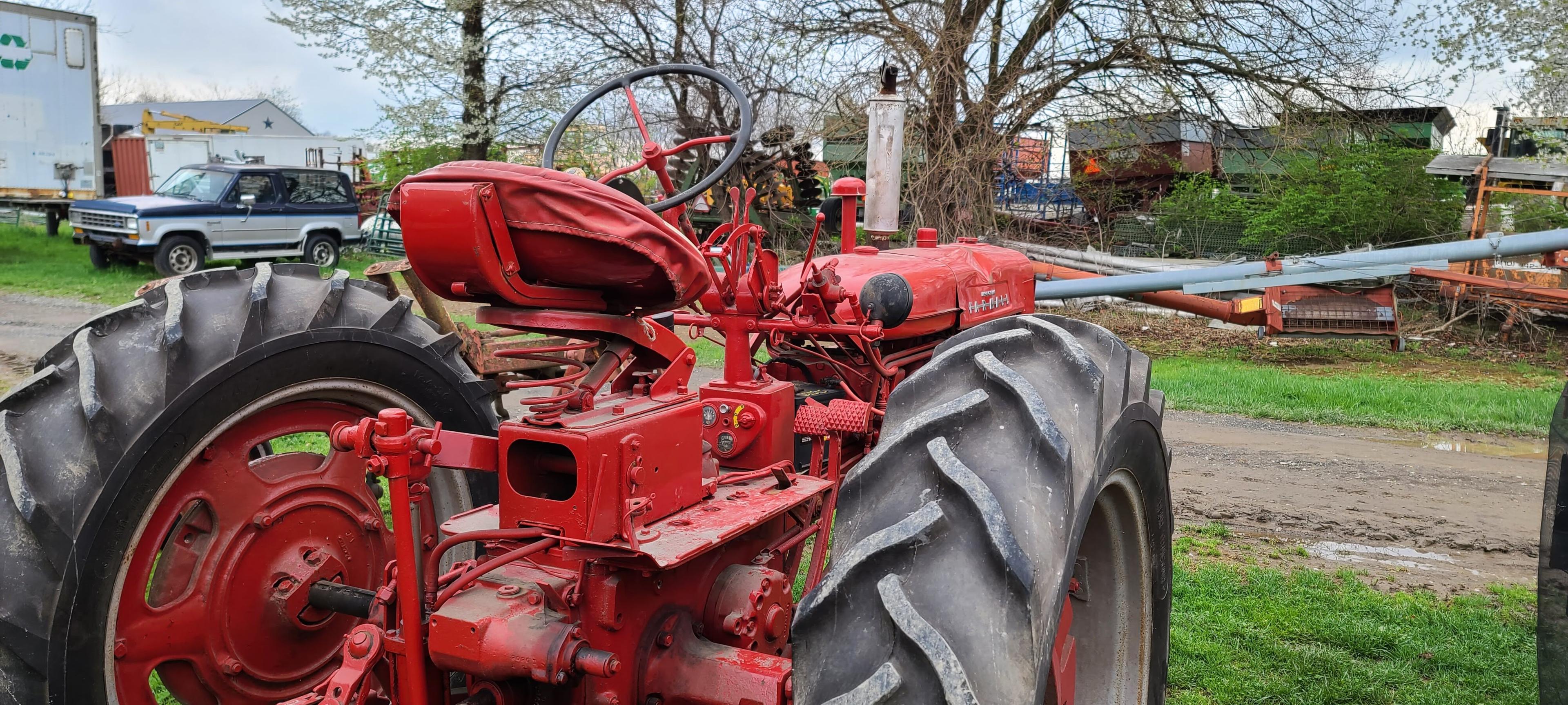Farmall 200 Tractor (RUNS)