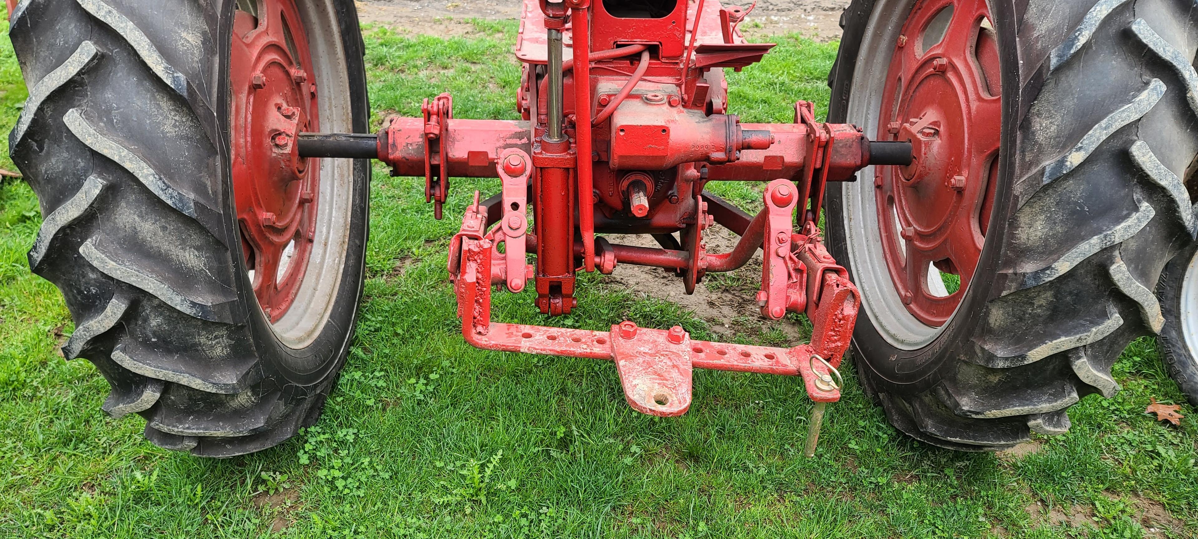 Farmall 200 Tractor (RUNS)