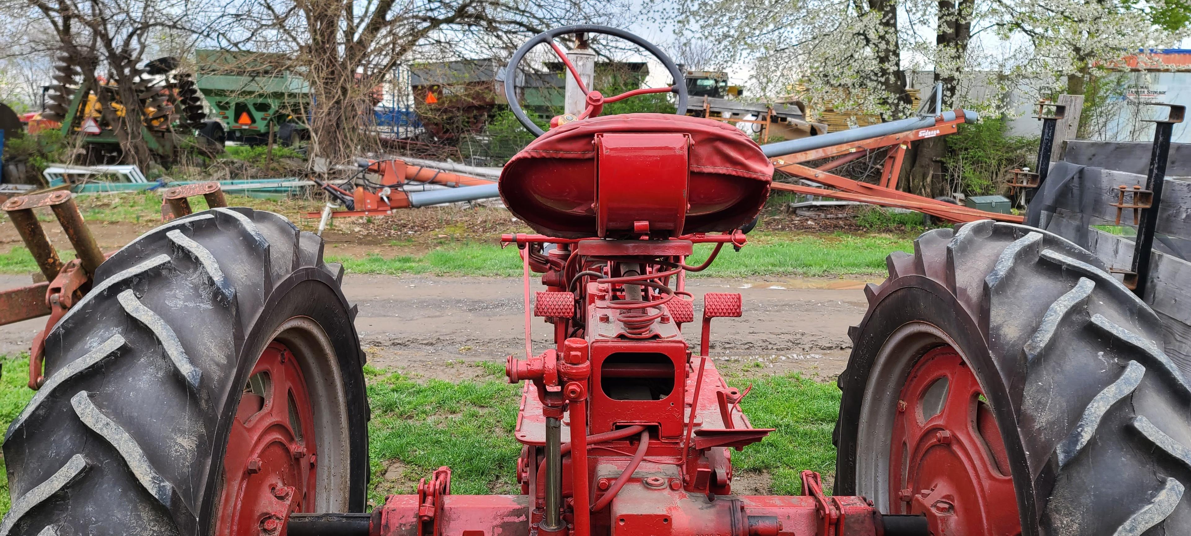 Farmall 200 Tractor (RUNS)