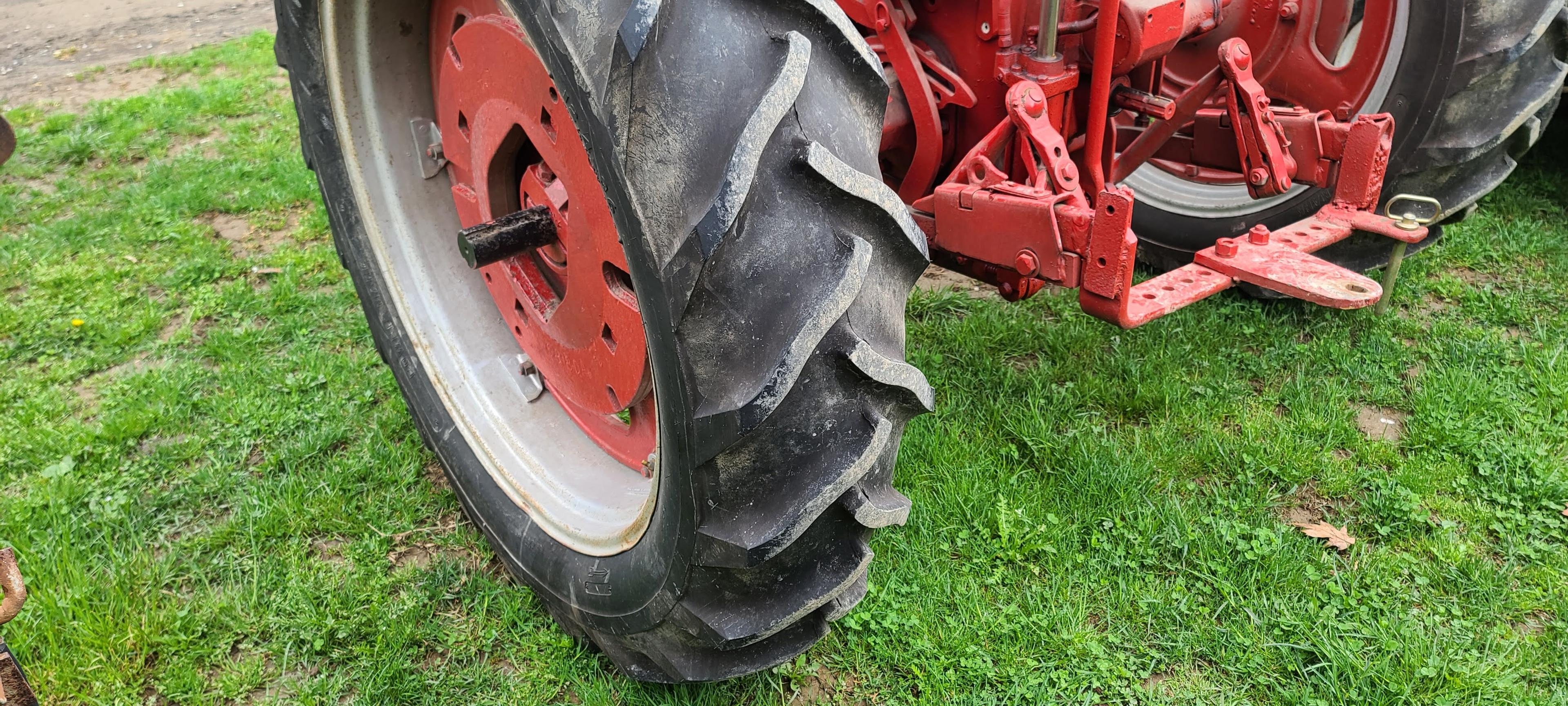 Farmall 200 Tractor (RUNS)
