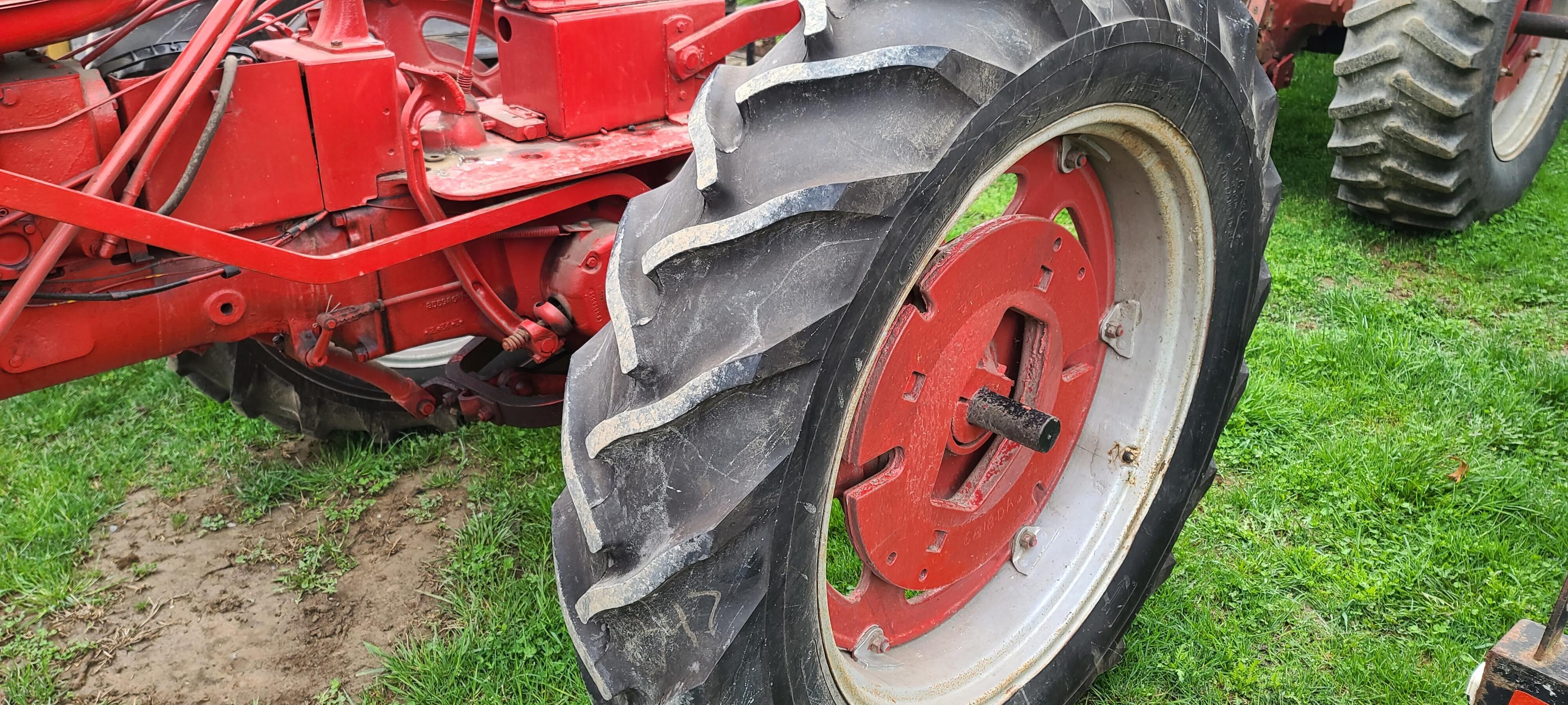 Farmall 200 Tractor (RUNS)