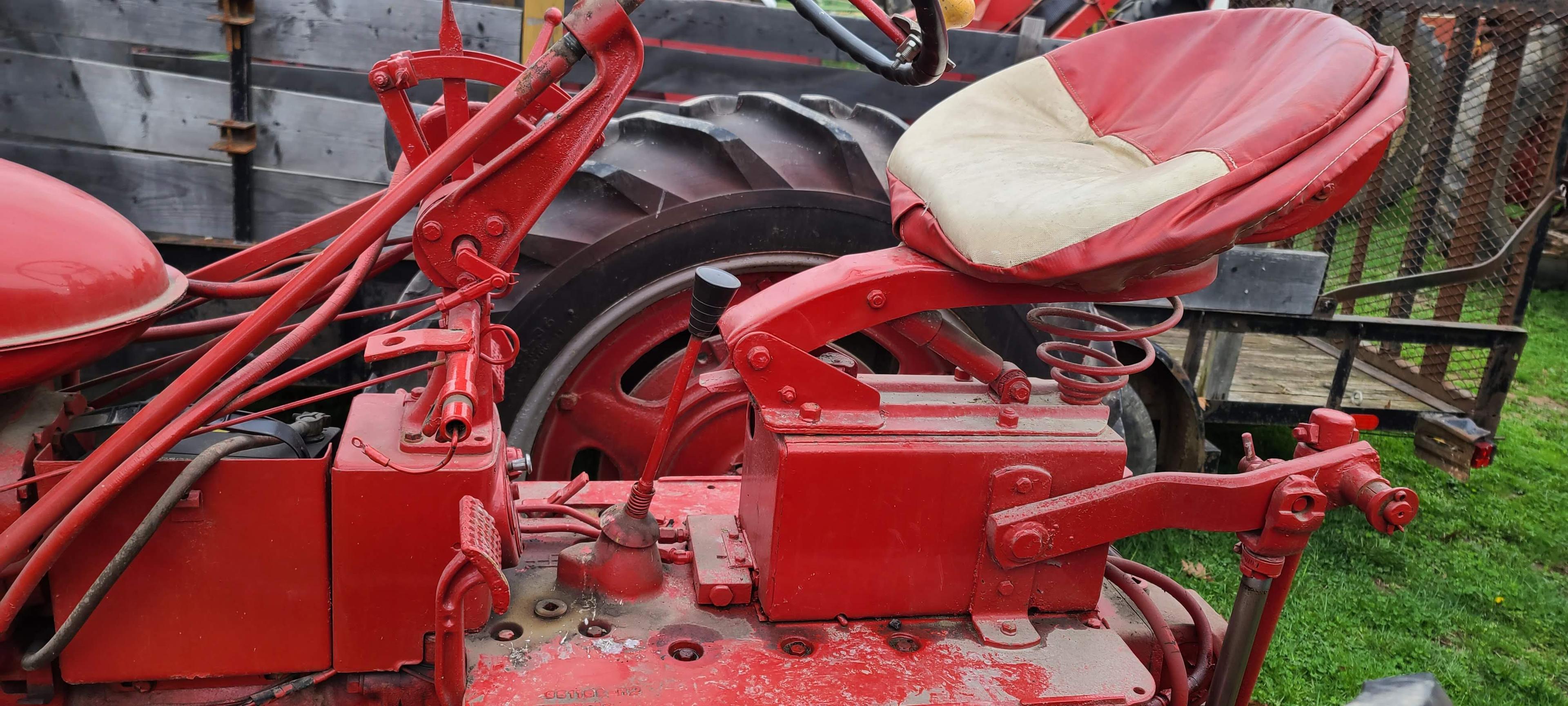 Farmall 200 Tractor (RUNS)