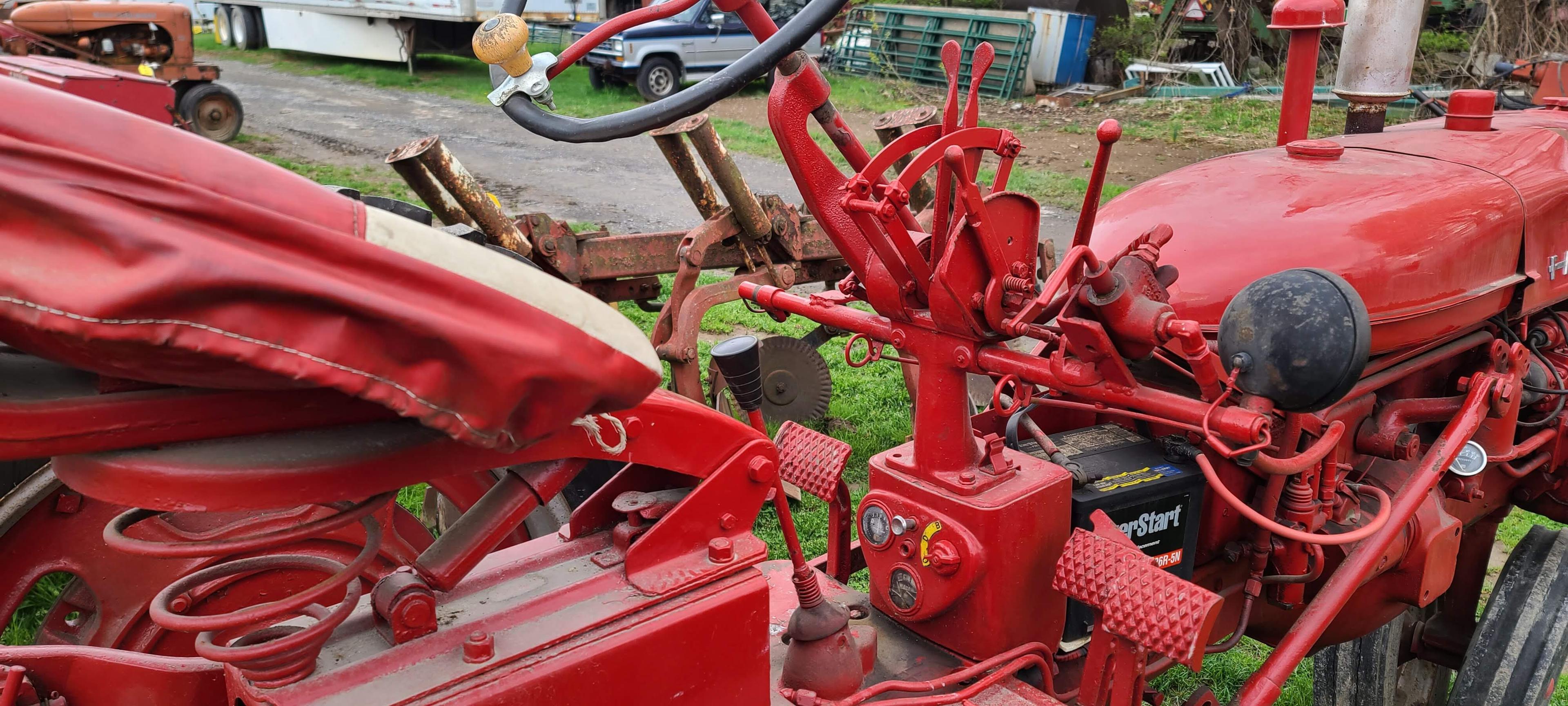 Farmall 200 Tractor (RUNS)