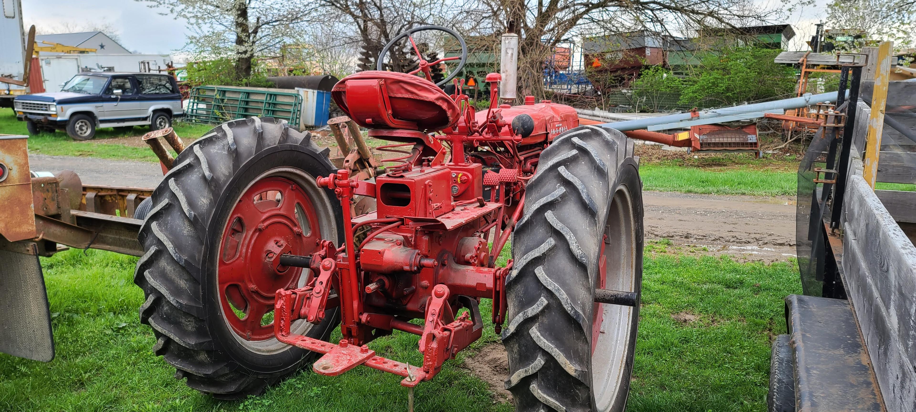 Farmall 200 Tractor (RUNS)