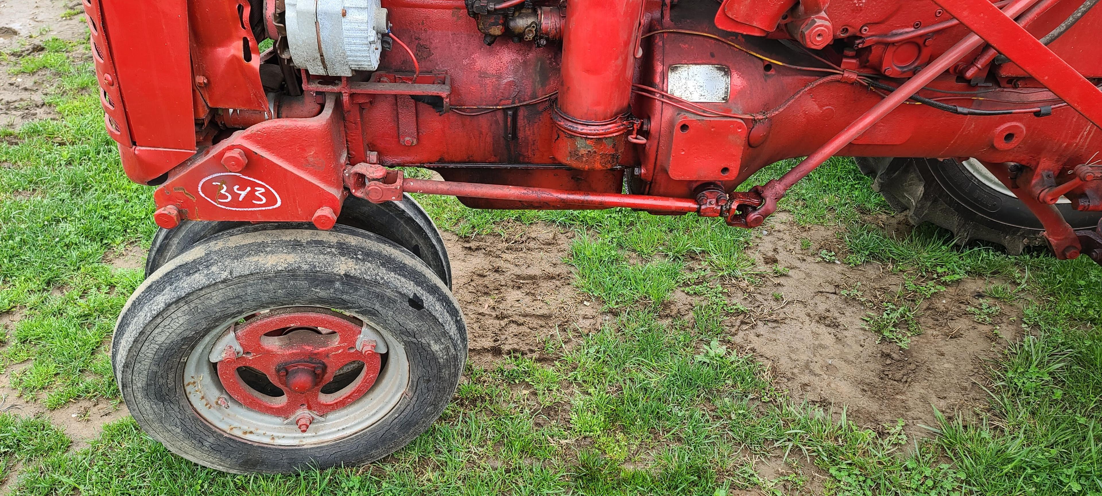 Farmall 200 Tractor (RUNS)