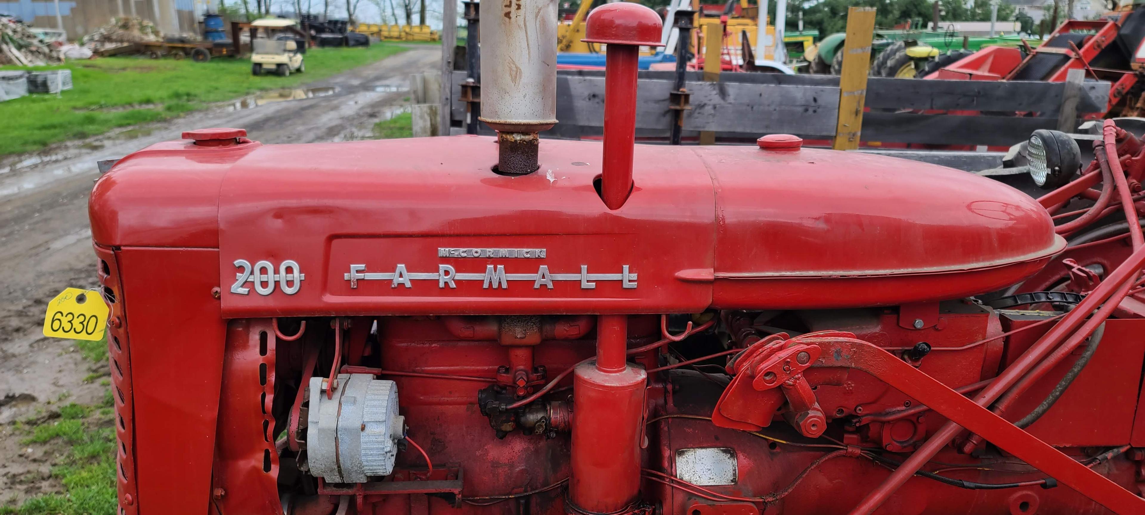 Farmall 200 Tractor (RUNS)