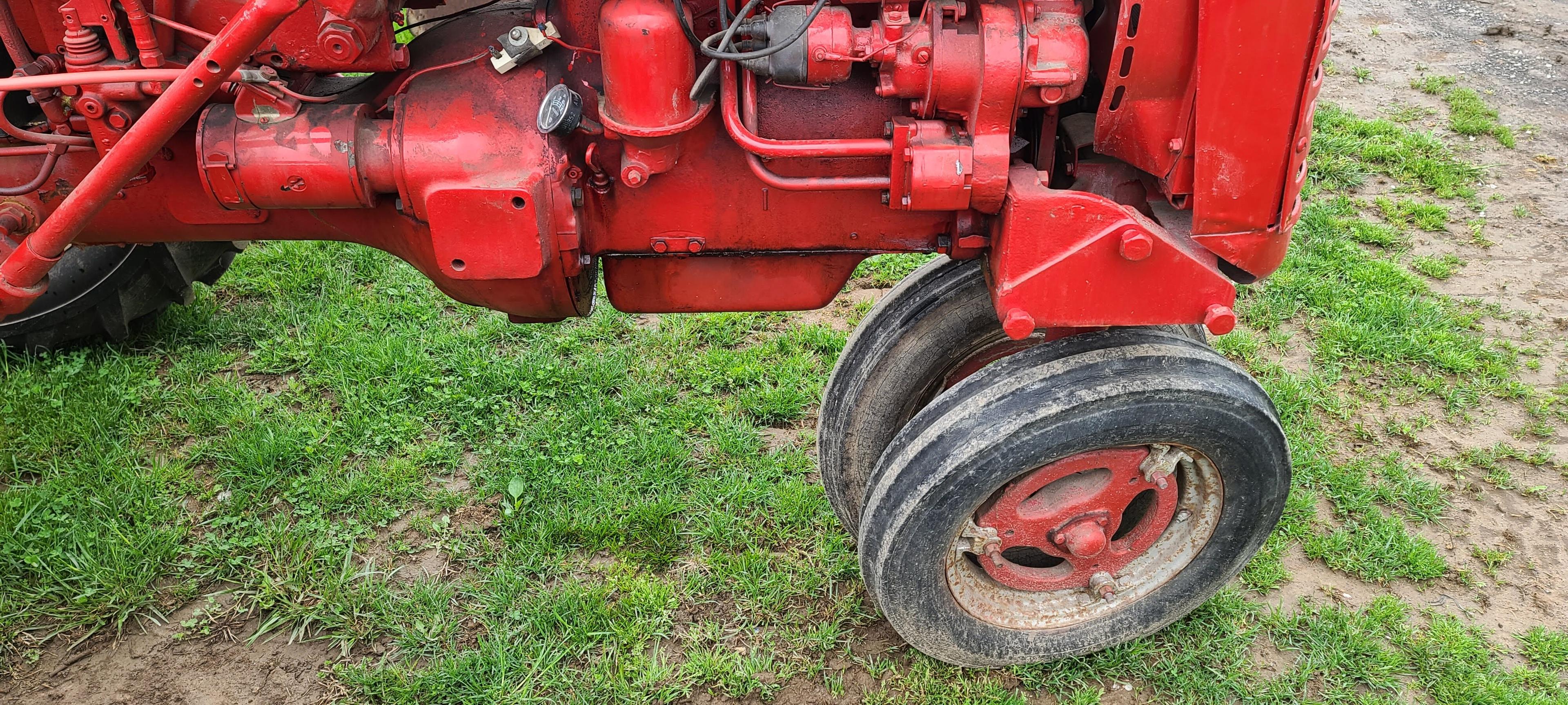 Farmall 200 Tractor (RUNS)