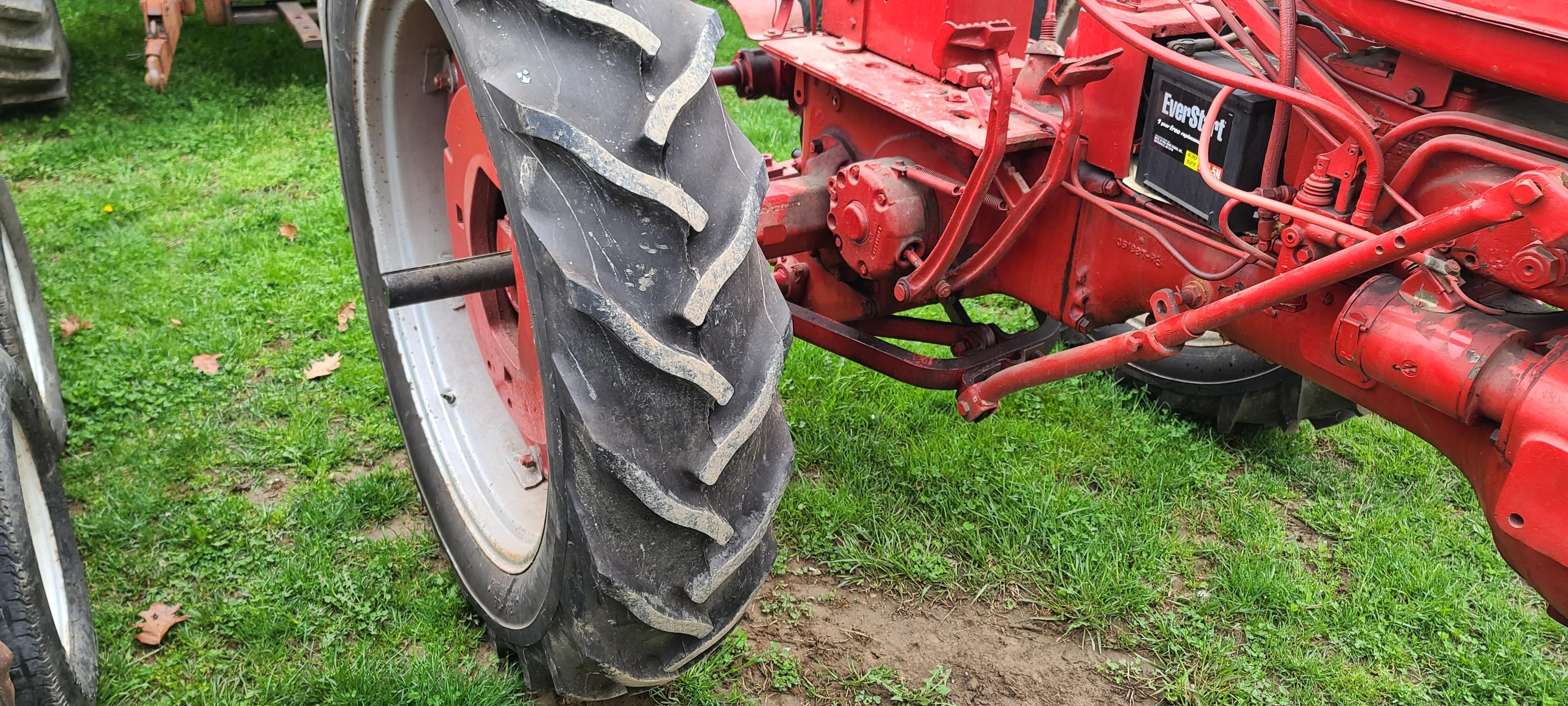 Farmall 200 Tractor (RUNS)