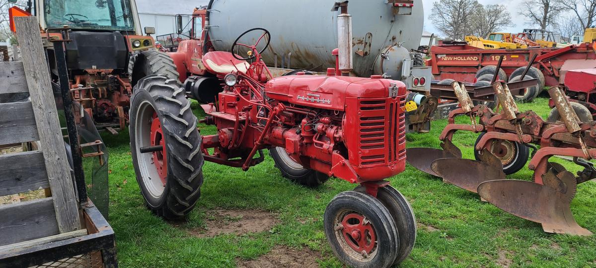 Farmall 200 Tractor (RUNS)