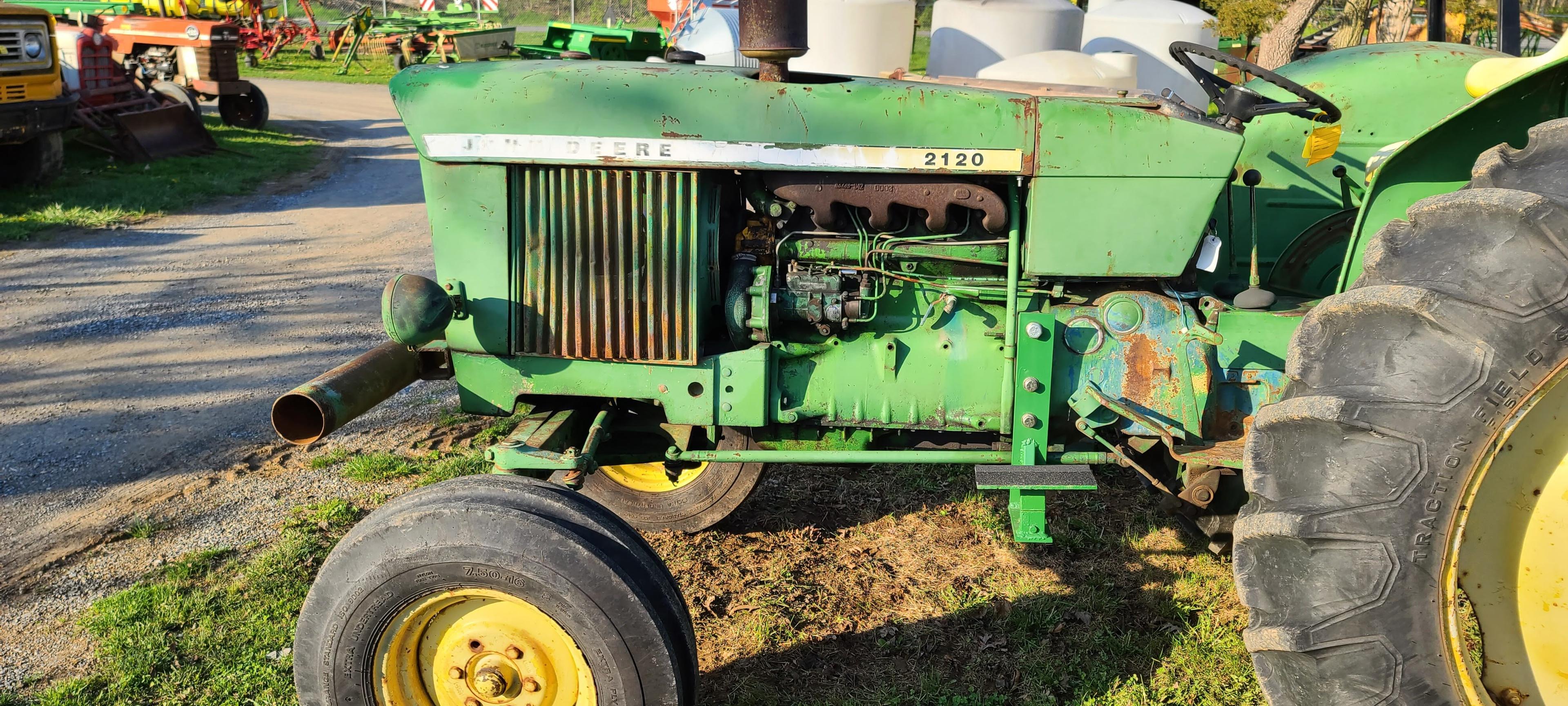 John Deere 2120 Tractor (RUNS)