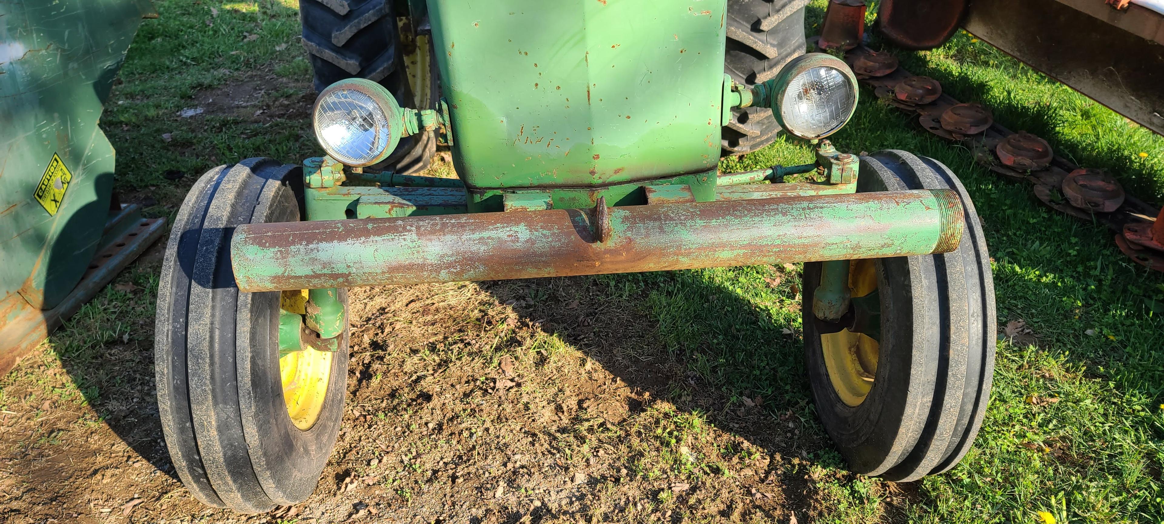 John Deere 2120 Tractor (RUNS)