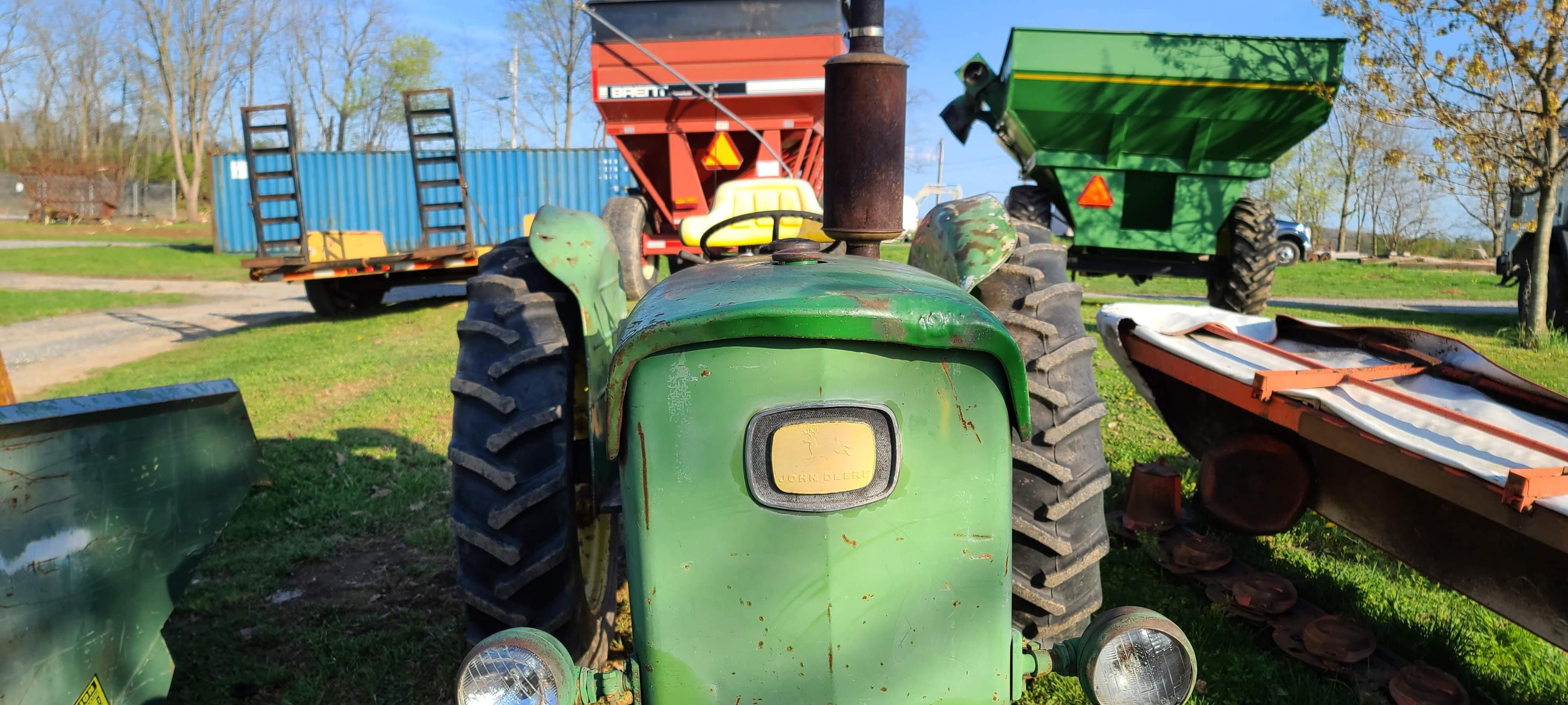 John Deere 2120 Tractor (RUNS)