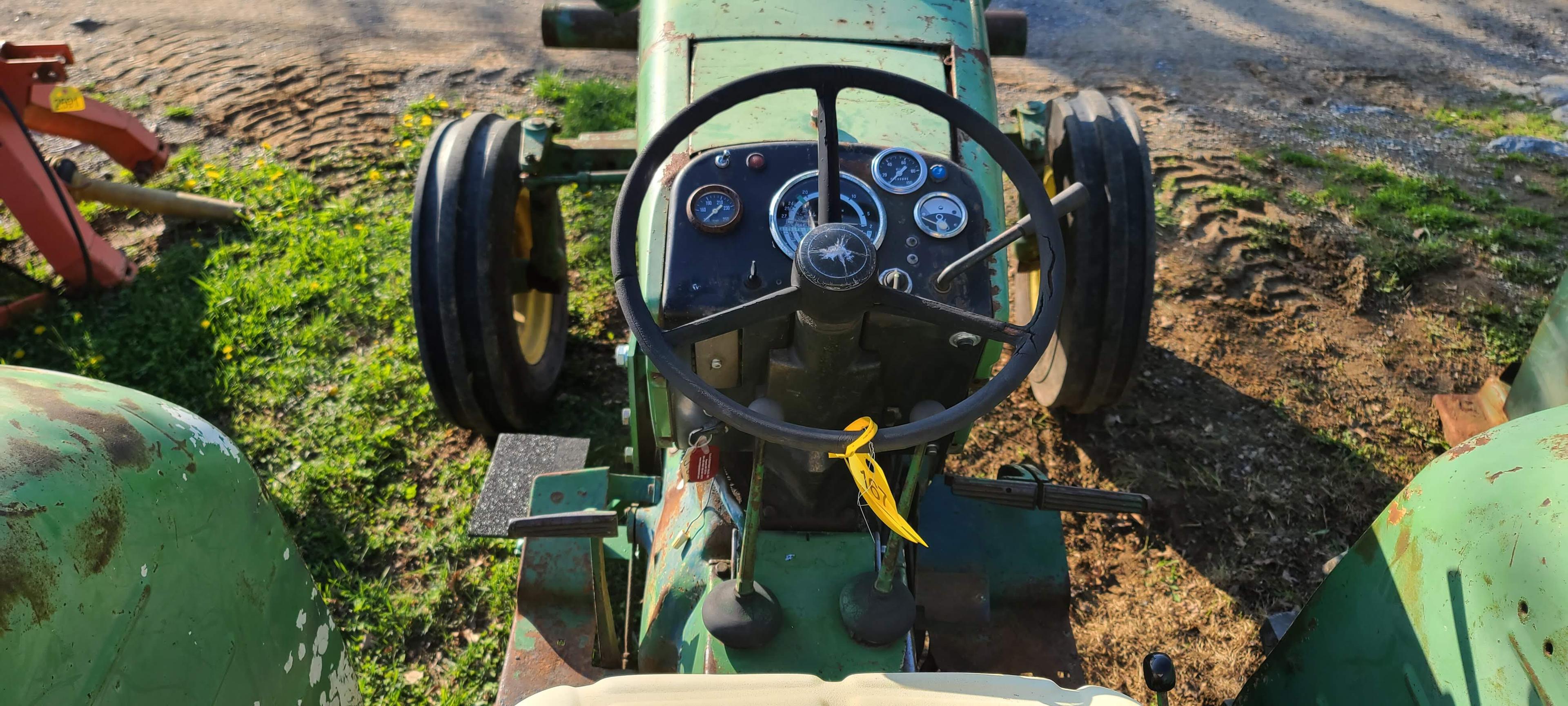 John Deere 2120 Tractor (RUNS)