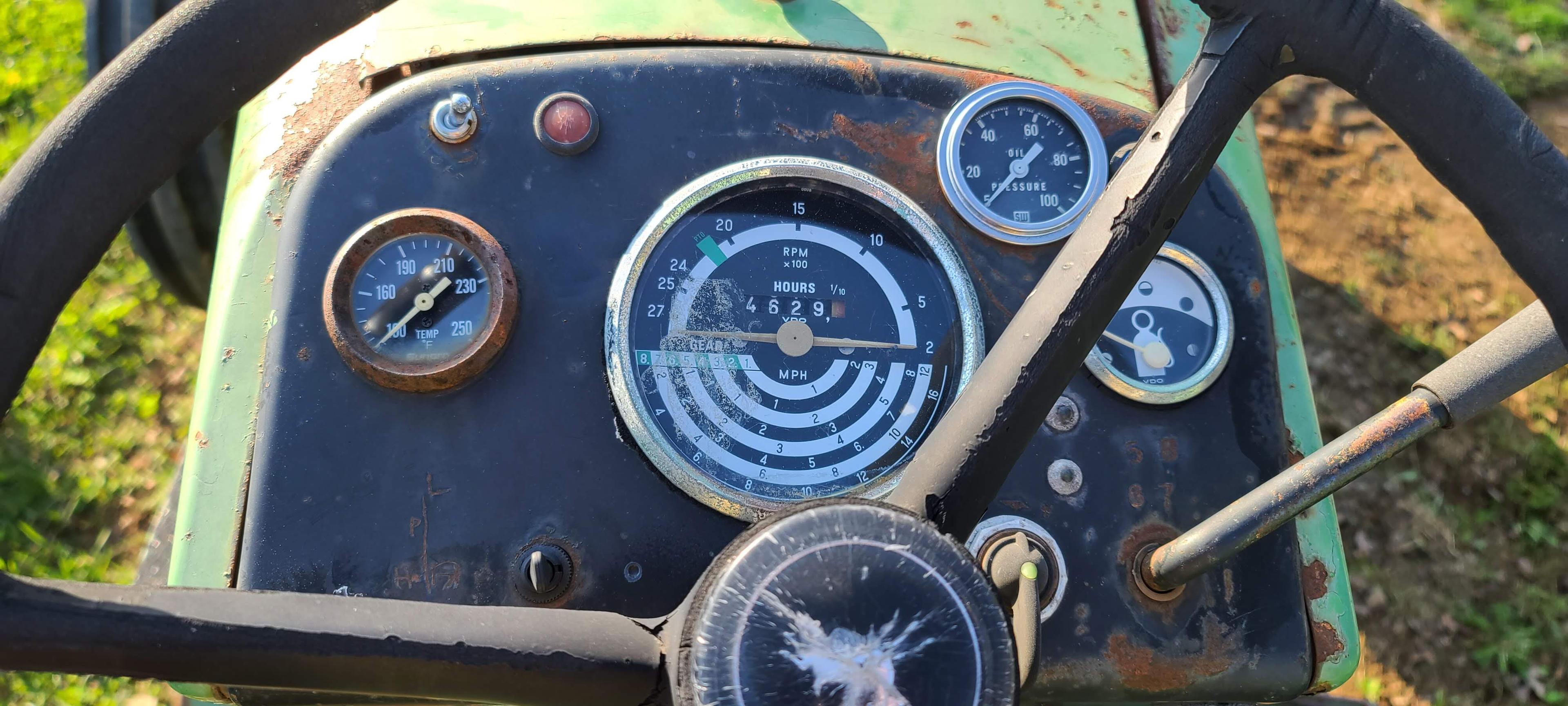 John Deere 2120 Tractor (RUNS)