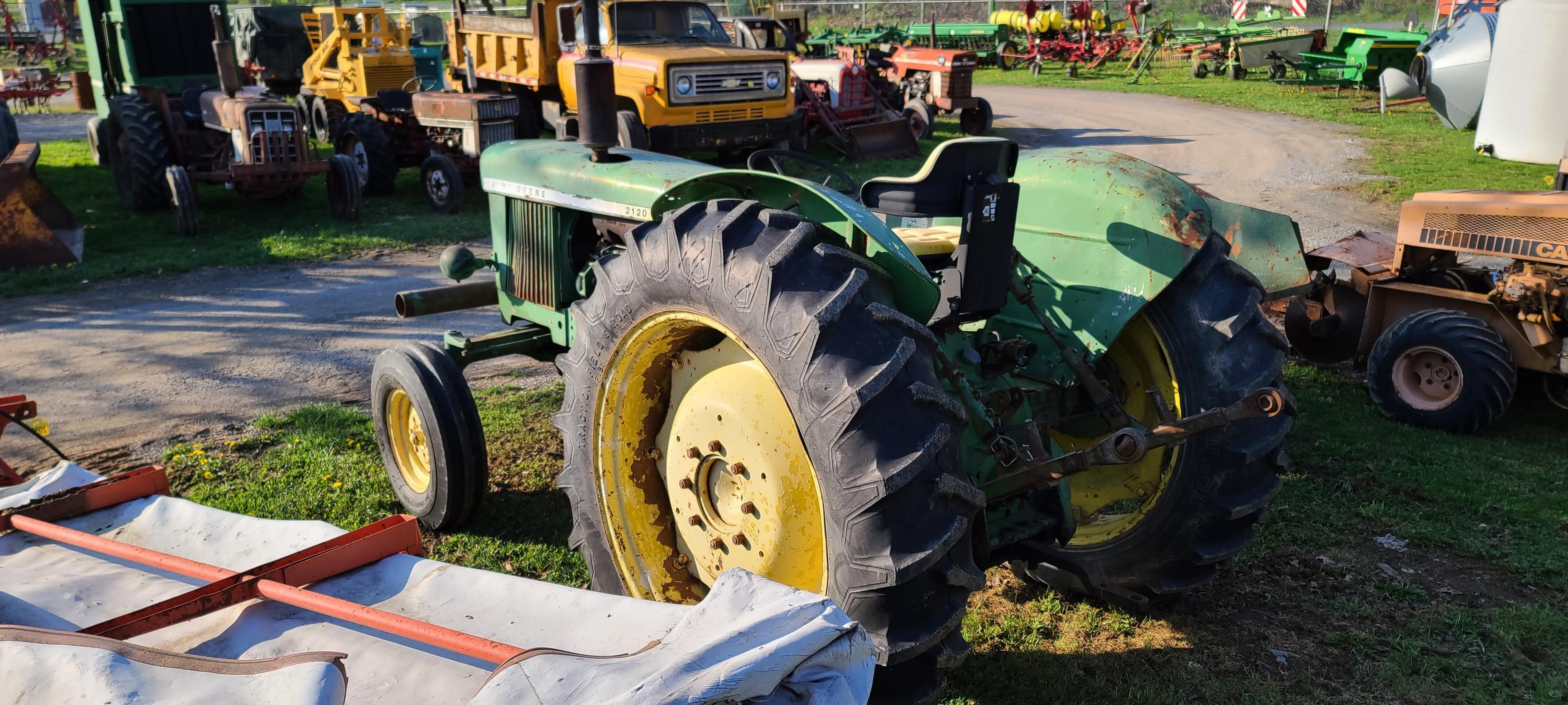 John Deere 2120 Tractor (RUNS)