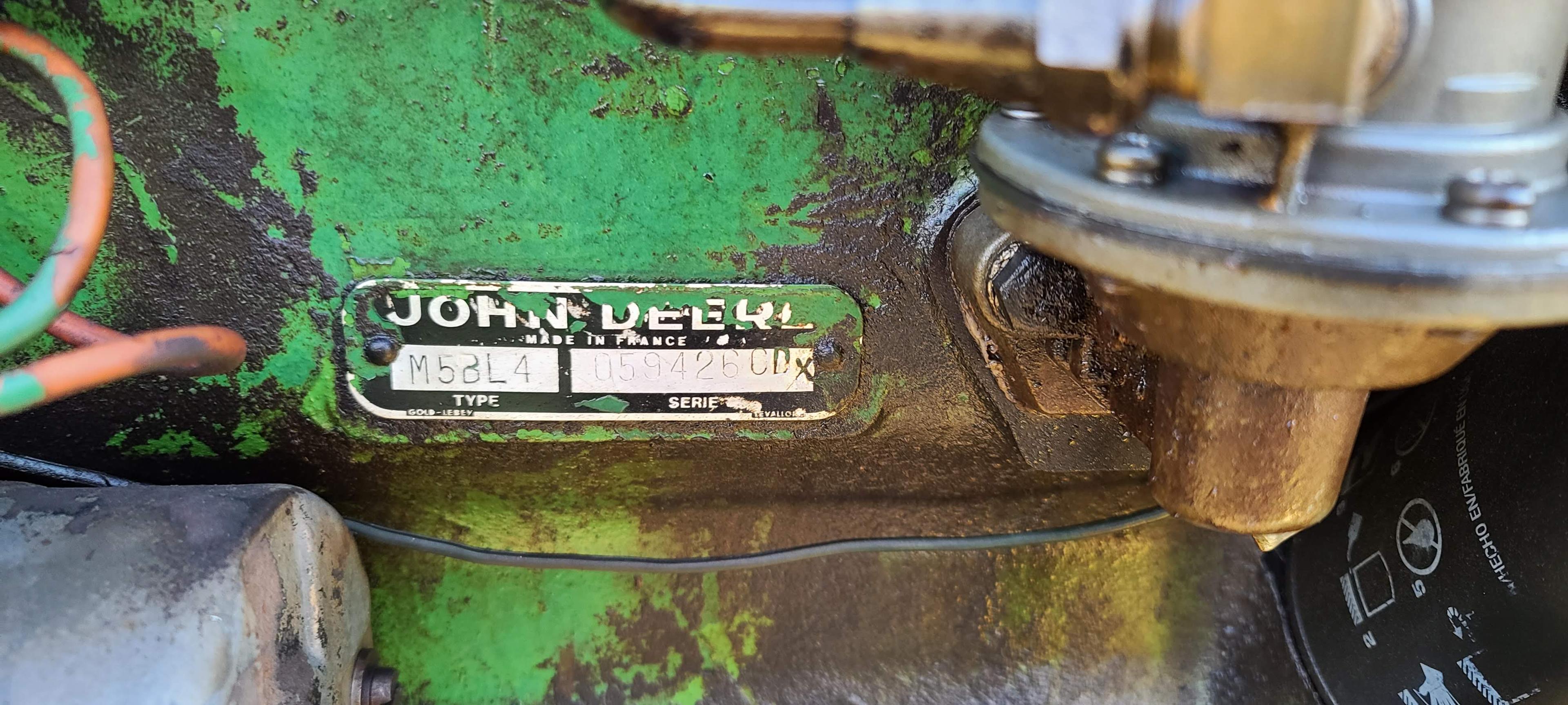 John Deere 2120 Tractor (RUNS)