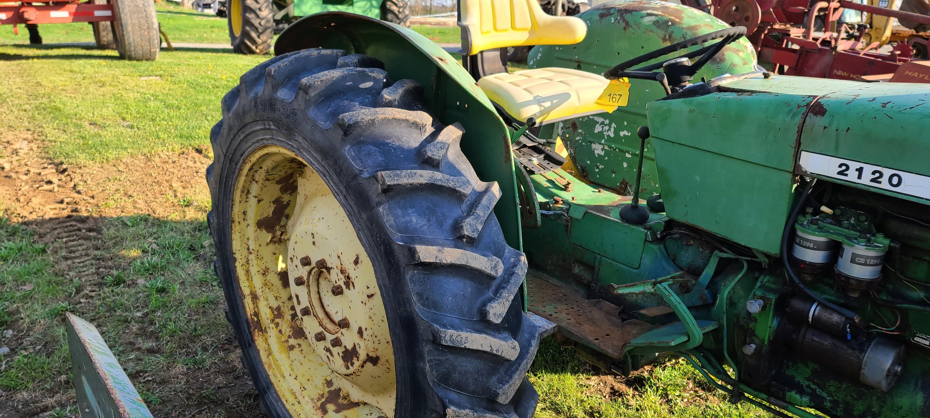 John Deere 2120 Tractor (RUNS)