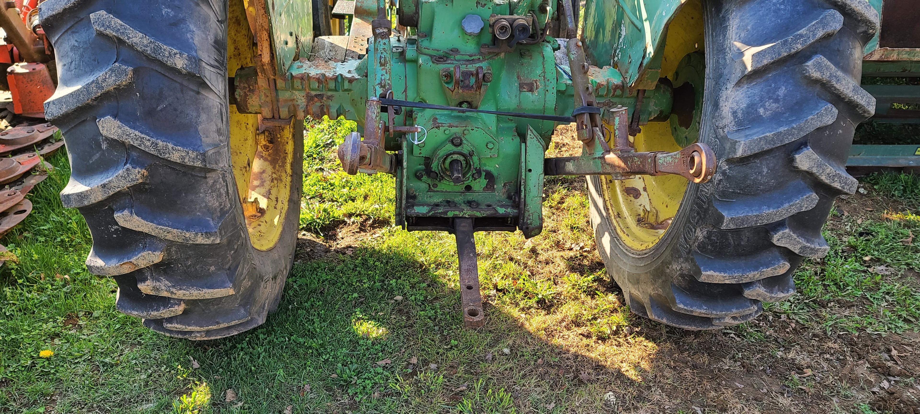 John Deere 2120 Tractor (RUNS)