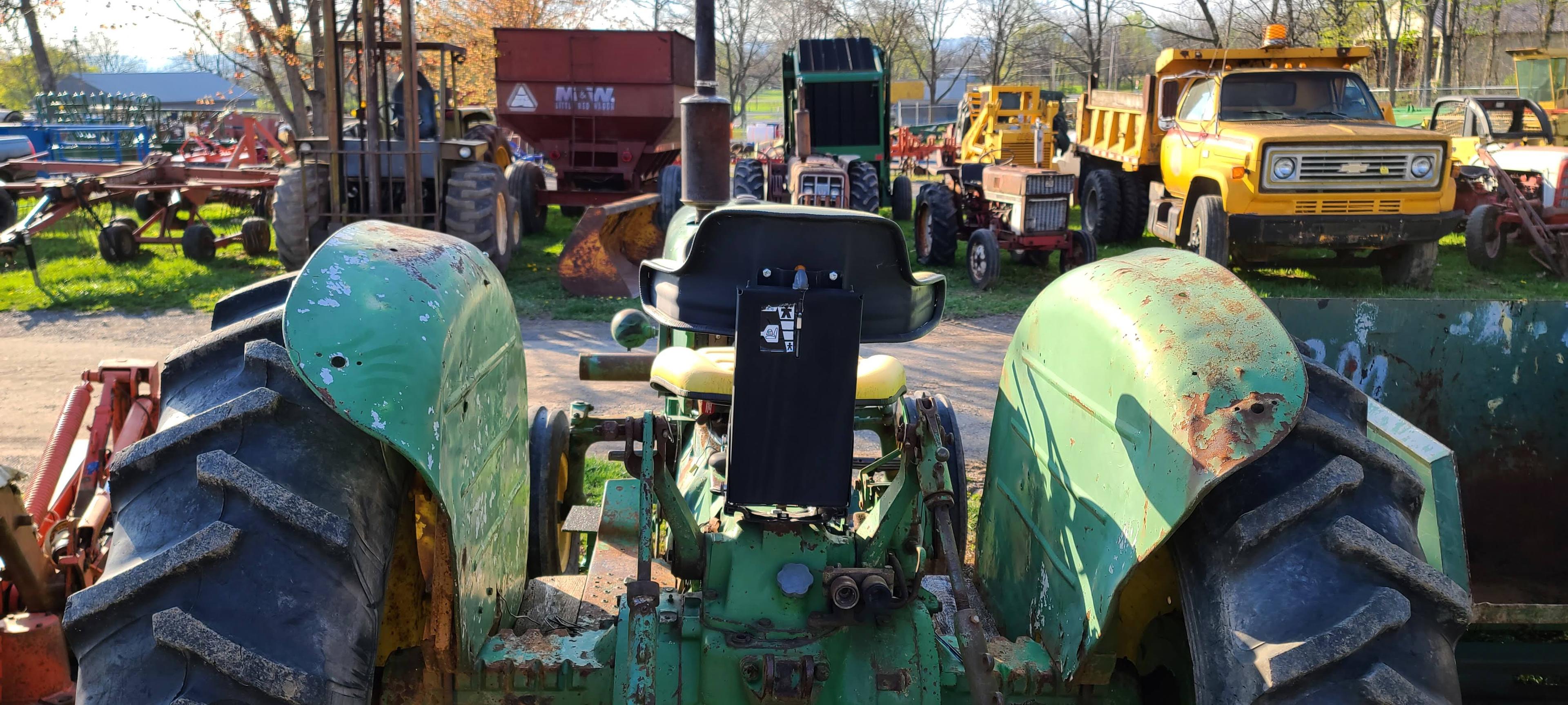 John Deere 2120 Tractor (RUNS)