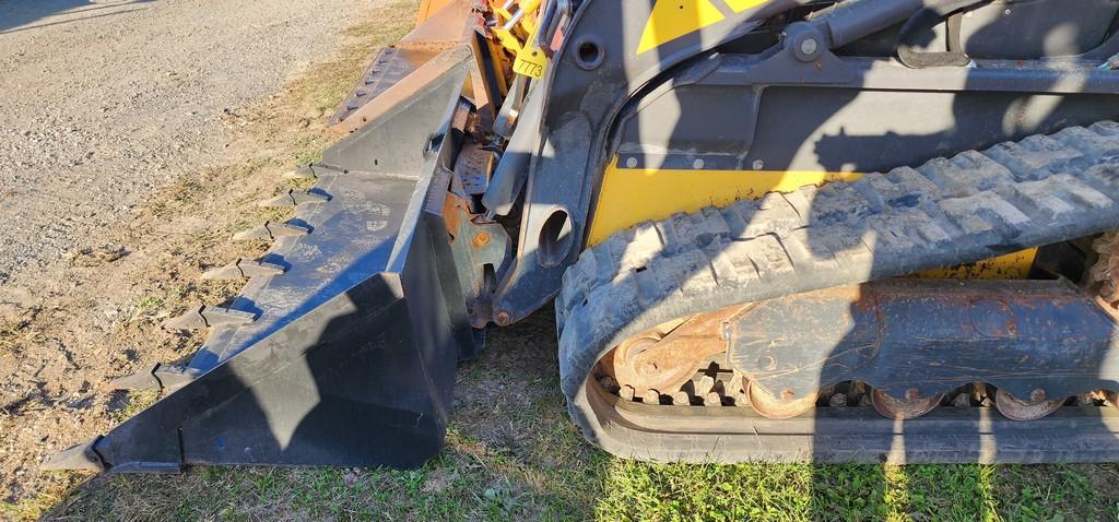 2016 New Holland C238 Skidloader (RIDE AND DRIVE)