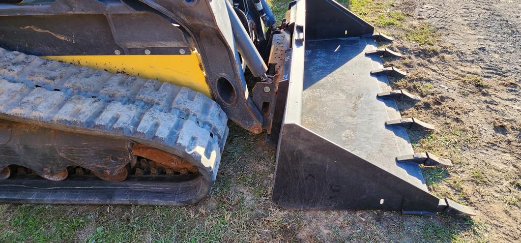2016 New Holland C238 Skidloader (RIDE AND DRIVE)