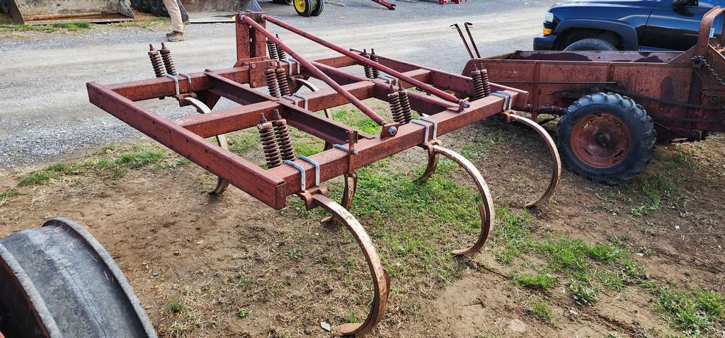 International 7 Tooth 3pt. Chisel Plow