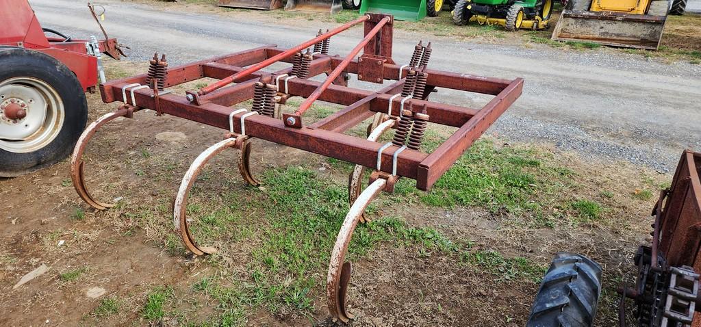 International 7 Tooth 3pt. Chisel Plow
