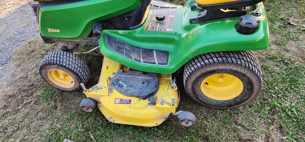 2015 John Deere X320 Riding Mower (RUNS)