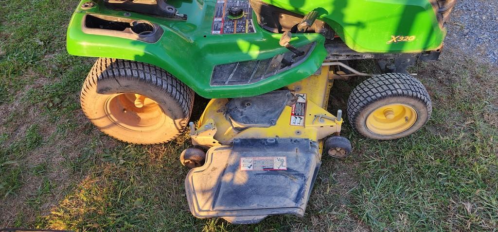2015 John Deere X320 Riding Mower (RUNS)