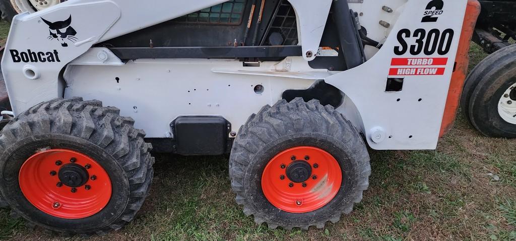 2002 Bobcat S300 Skidloader (RUNS)