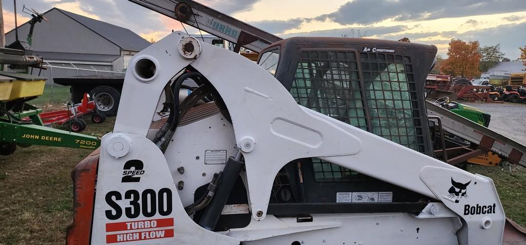 2002 Bobcat S300 Skidloader (RUNS)