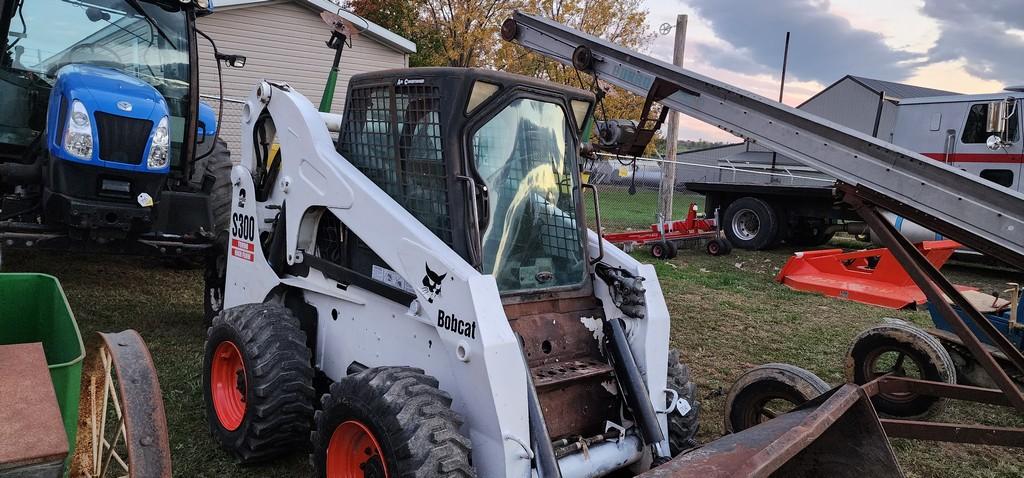 2002 Bobcat S300 Skidloader (RUNS)