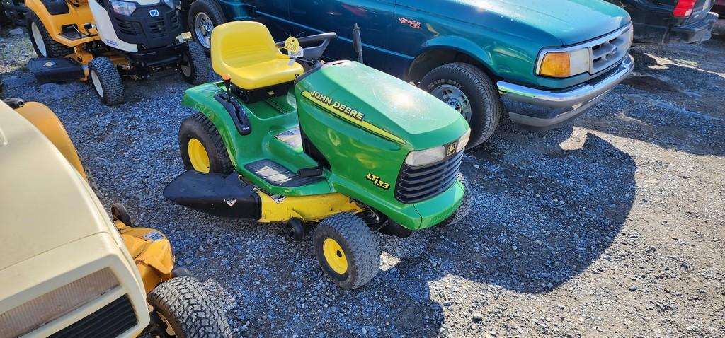 2000 John Deere LT133 Riding Mower (RUNS)(DEALER TRADE IN)
