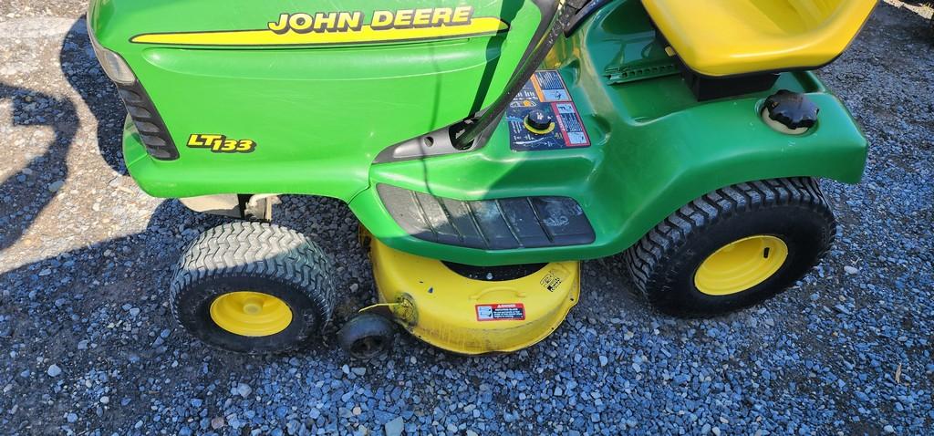 2000 John Deere LT133 Riding Mower (RUNS)(DEALER TRADE IN)