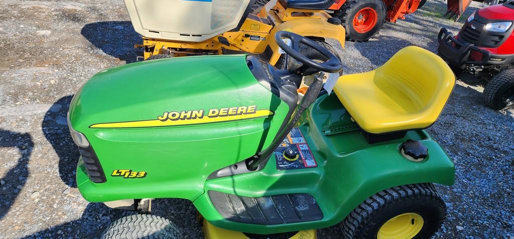 2000 John Deere LT133 Riding Mower (RUNS)(DEALER TRADE IN)