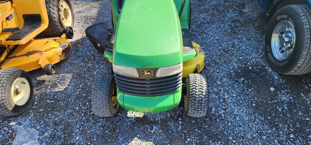 2000 John Deere LT133 Riding Mower (RUNS)(DEALER TRADE IN)