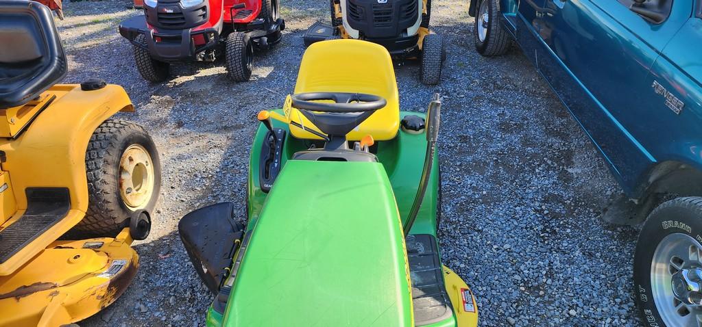 2000 John Deere LT133 Riding Mower (RUNS)(DEALER TRADE IN)