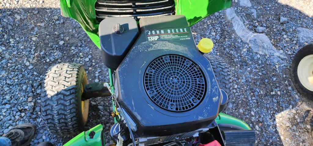 2000 John Deere LT133 Riding Mower (RUNS)(DEALER TRADE IN)