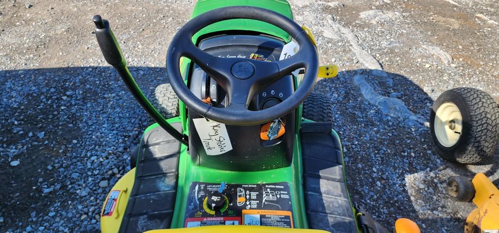 2000 John Deere LT133 Riding Mower (RUNS)(DEALER TRADE IN)