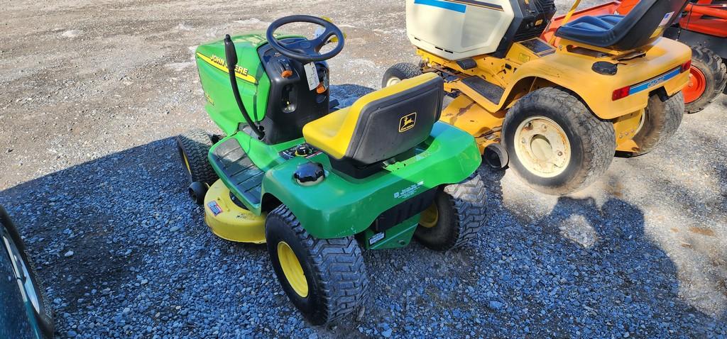 2000 John Deere LT133 Riding Mower (RUNS)(DEALER TRADE IN)